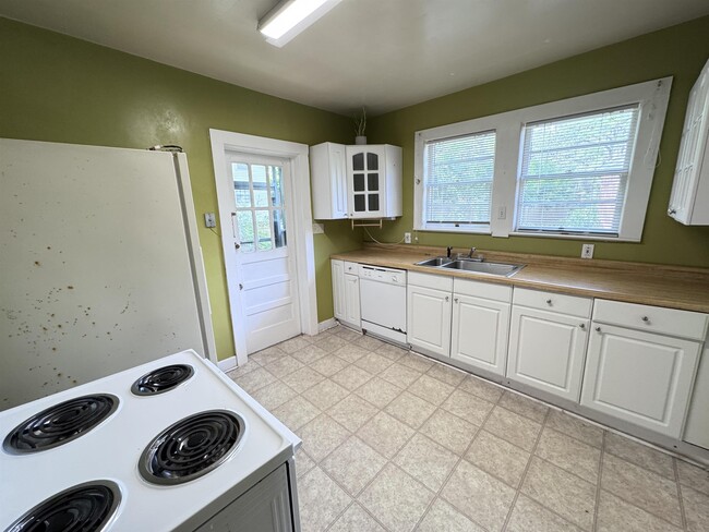 Building Photo - 819 N Forest Dr