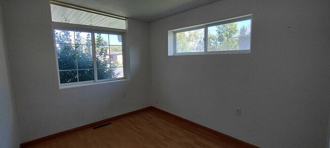 Building Photo - Awesome 3 Bedroom Holladay ground floor un...