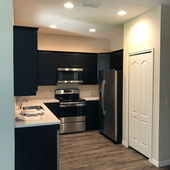 Building Photo - 5815 Oleander Dr