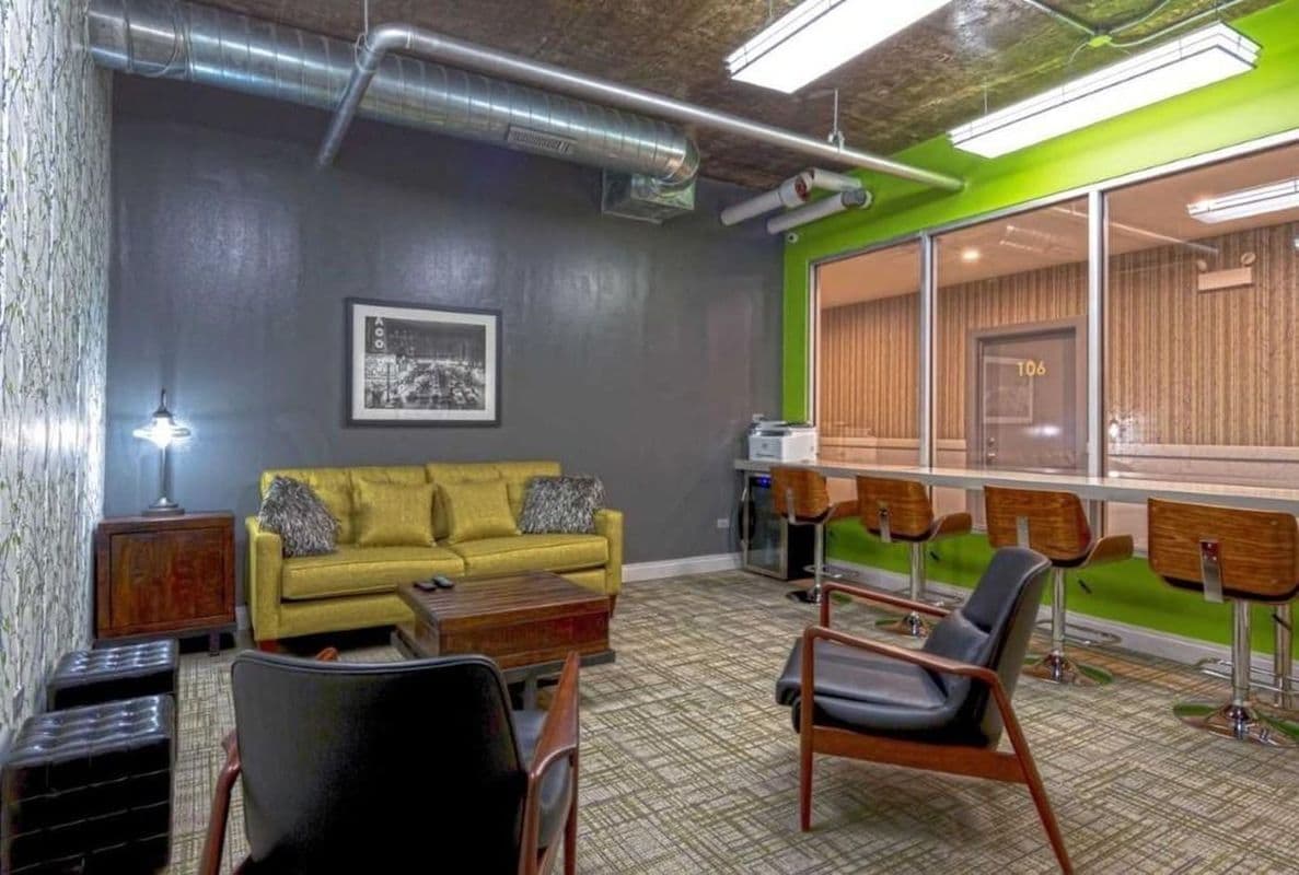 Building Photo - 4600 N Clarendon Ave