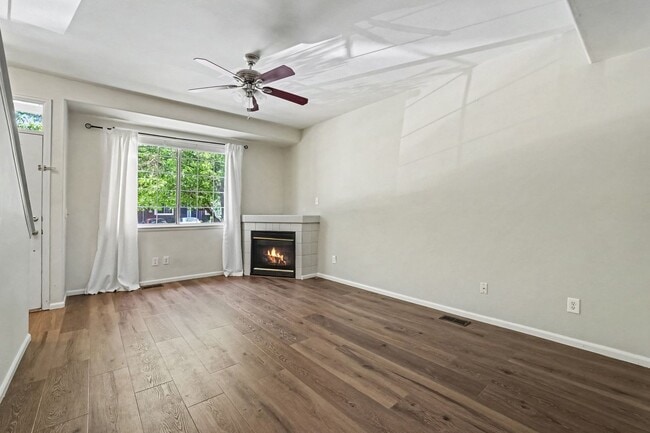 Building Photo - Bright Littleton Townhome with Vaulted Ceilings & Fireplace