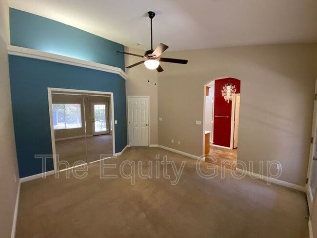 Building Photo - 2643 W Oakridge Ave