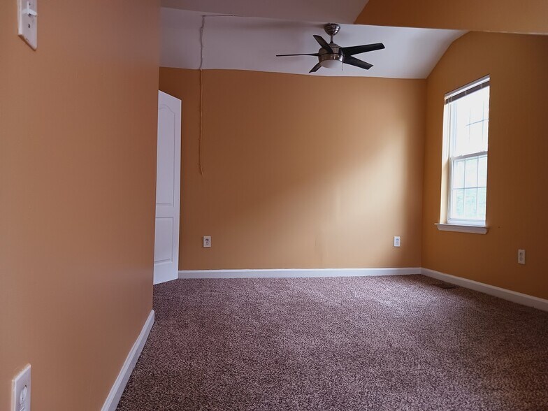 Building Photo - 2603 Hamlin St NE