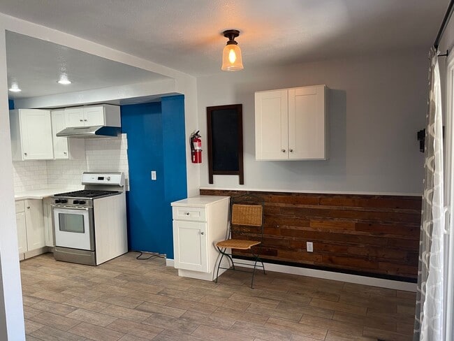 Building Photo - Secluded 2b/2.5b condo in Oxnard