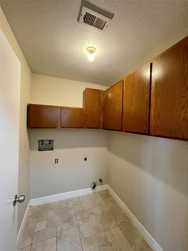 Building Photo - 2622 Olster Dr