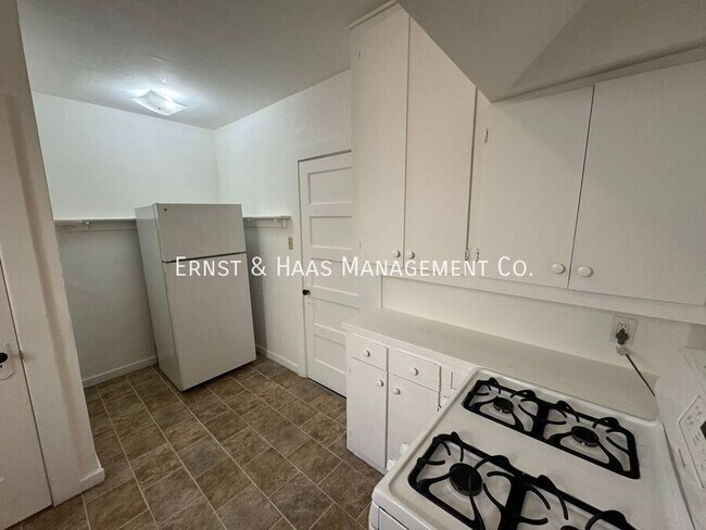 Building Photo - 528.5 N Kenmore Ave