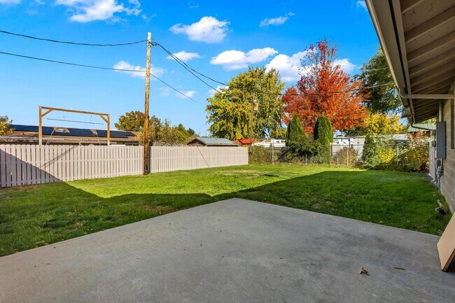 Building Photo - Fresh 2 Bed unit with giant yard, covered ...