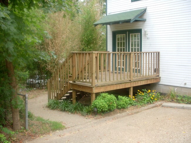 Primary Photo - 309 W Meadow St