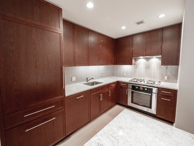 Building Photo - 583 Washington St