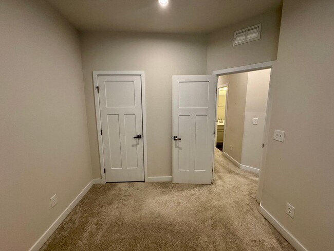 Building Photo - Modern Townhome in Stone Creek Townhomes