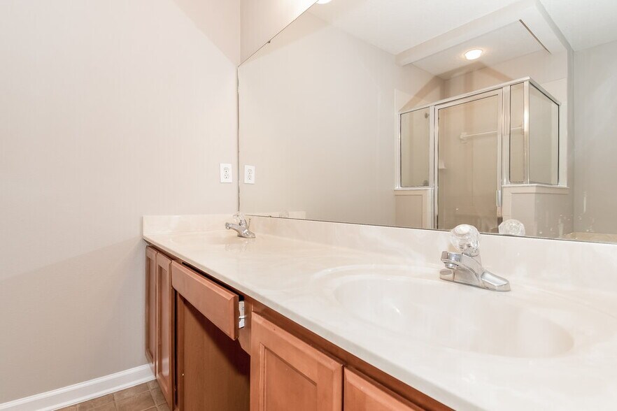 Building Photo - 2120 Sotterley Ln