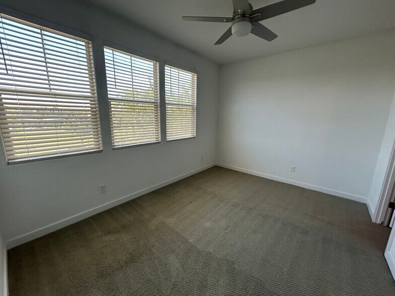 Building Photo - 1146 E Weatherby Way