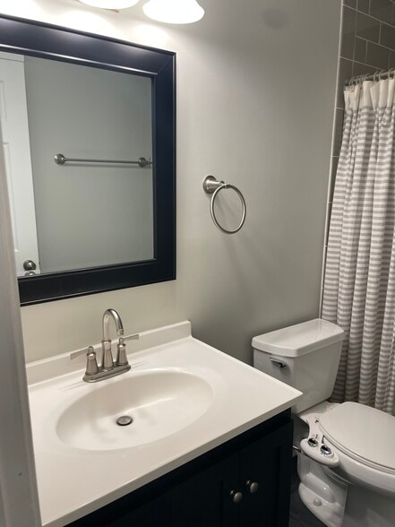 Full bathroom upstairs - 109 Friar Ln