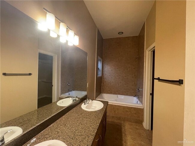 Building Photo - 13 Mimosa St