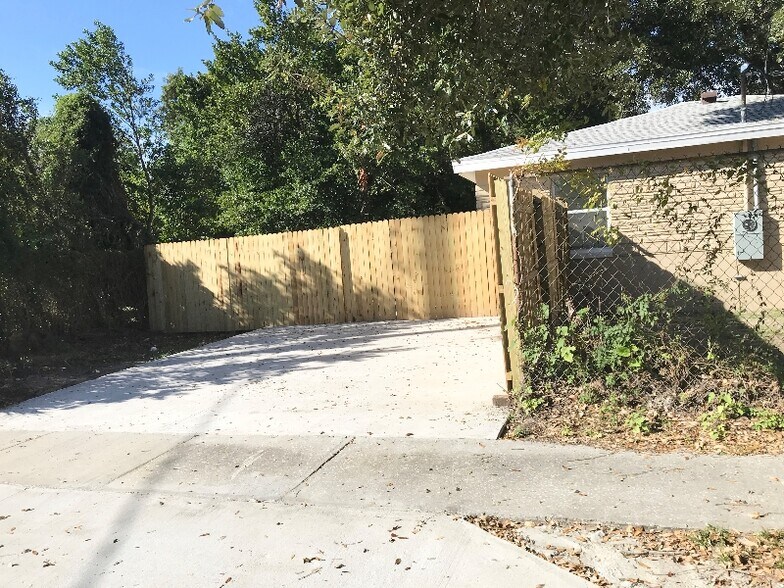 Building Photo - 3619 E 33rd Ave