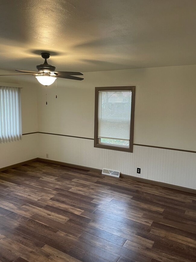 Building Photo - Immaculate 2 Ranch Style Bedroom Duplex