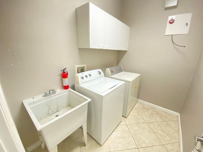 Building Photo - Spacious 4/3 Single Family Home!!