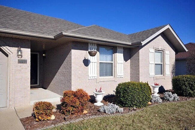 Building Photo - 1007 E Lily Dr