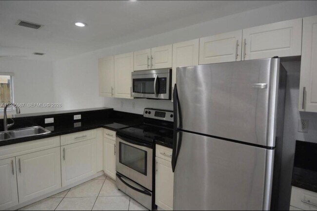 Building Photo - 324 NE 3rd St