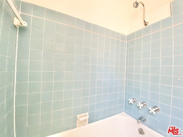 Building Photo - 2254 N Beachwood Dr