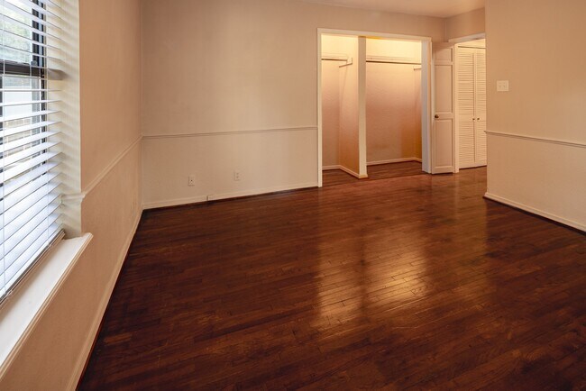 Building Photo - 415 Haden St