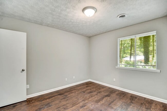 Building Photo - 80 Cedar Dr