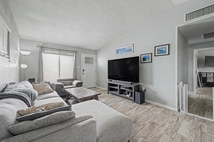 Building Photo - 2025 E Howe Ave