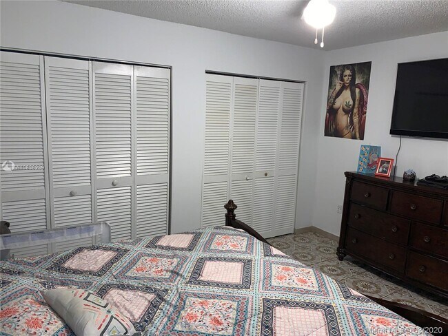 Building Photo - 1750 W 46th St