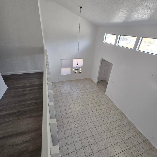 Building Photo - 5429 Overlook Dr NE