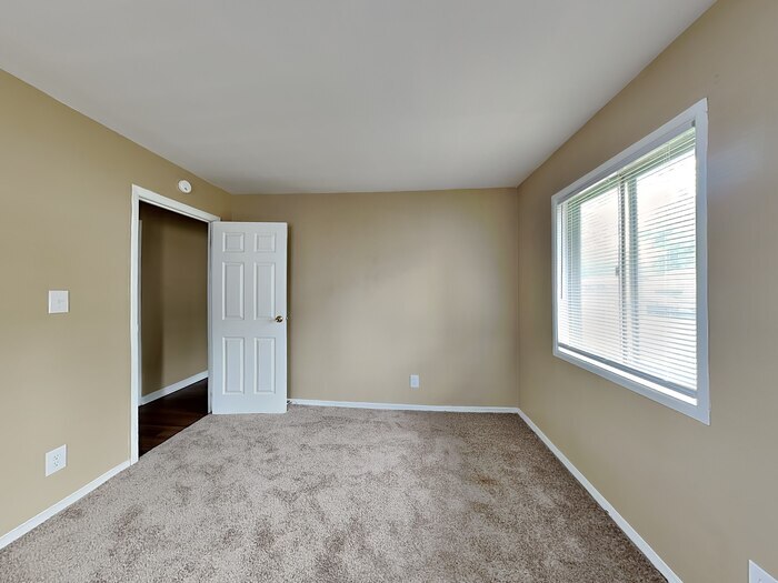 Building Photo - 890 Edgewood Dr