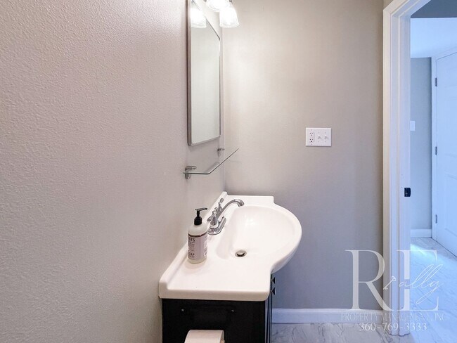 Building Photo - 3BR Bremerton Home with Vintage Charm & Mo...