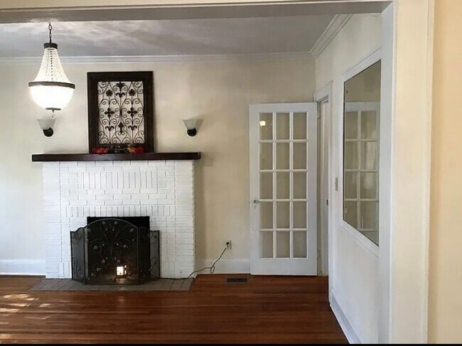 Building Photo - 3 bedroom 2 bath beautiful home with tons of character!