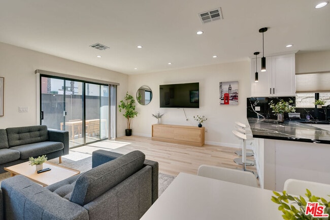 Building Photo - 918 N San Vicente Blvd
