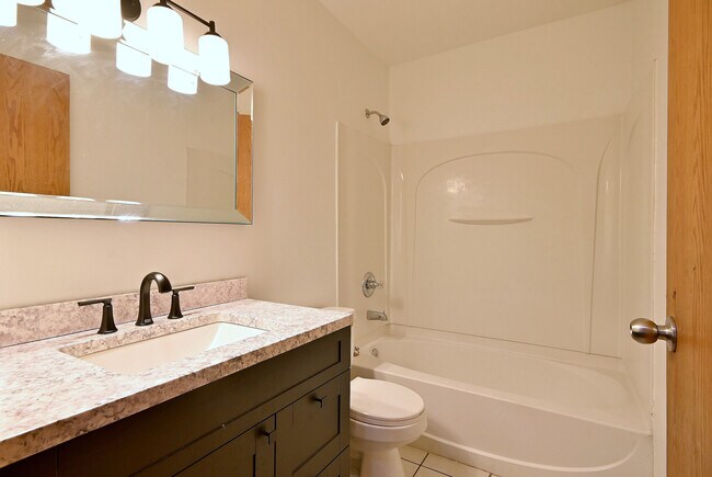 Building Photo - 19 E Pineview Dr