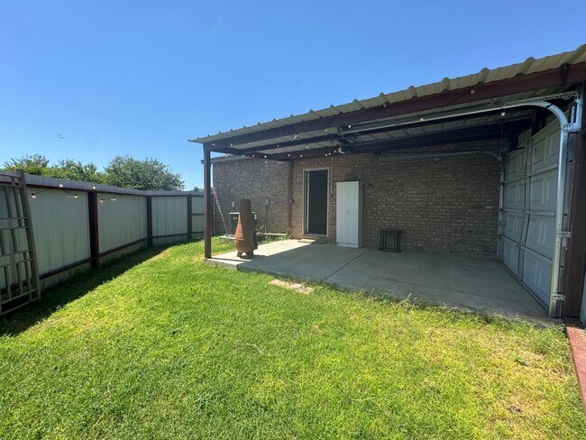 Building Photo - 2 Bed 2 Bath Town Home Available