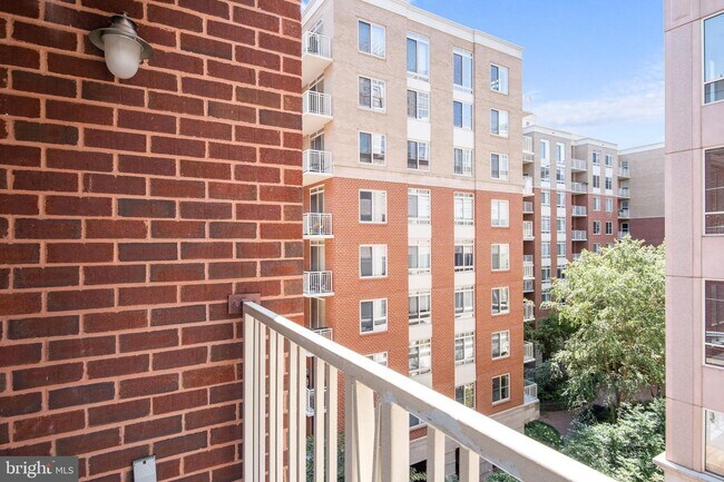 Building Photo - 880 N Pollard St