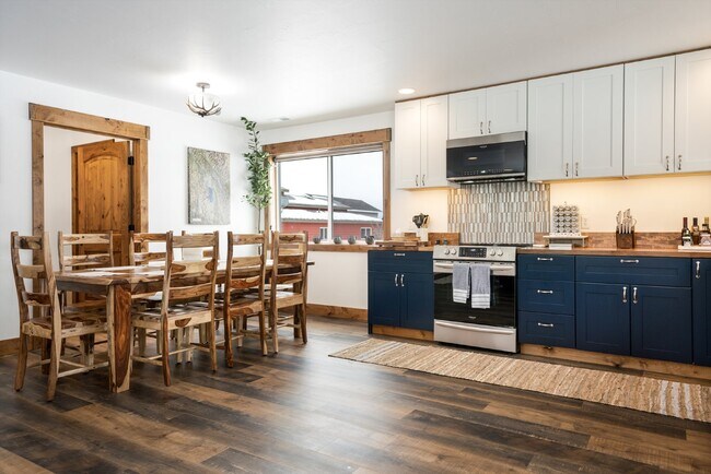 Building Photo - Avail October thru May.  Fully furnished w/ internet & utilities included