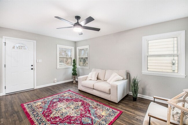 Building Photo - Completely Renovated 2 Bedroom House!