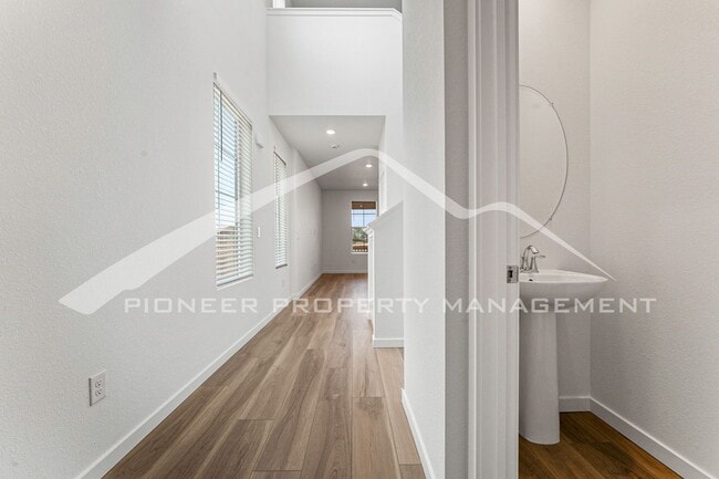 Building Photo - Charming Townhouse with Washer/Dryer and Garage