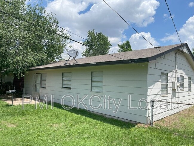 Building Photo - 2325 N Redmond Ave