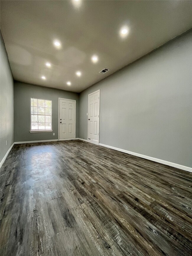 Building Photo - 8308 John St