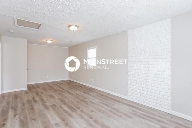 Building Photo - 4 Bedroom Pet-Friendly Home in INDEPENDENCE, MO with Main Street Renewal
