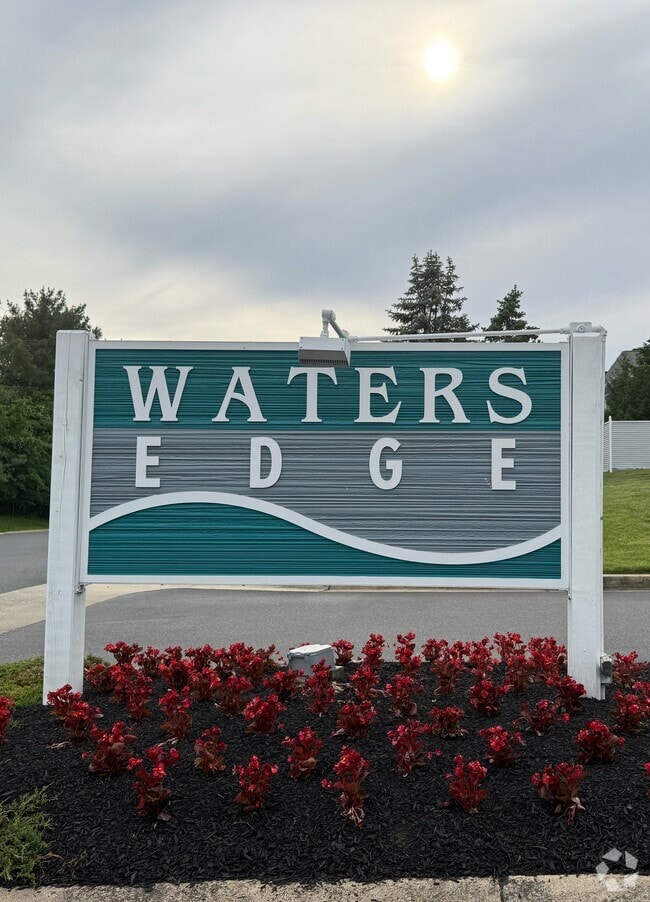 Building Photo - 1301 Waters Edge Dr