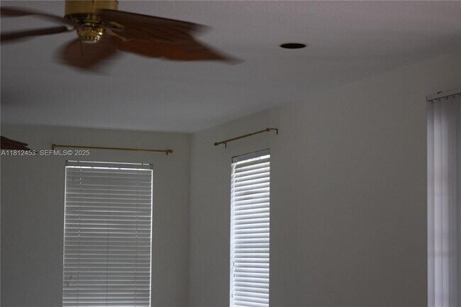 Building Photo - 991 Crestview Cir