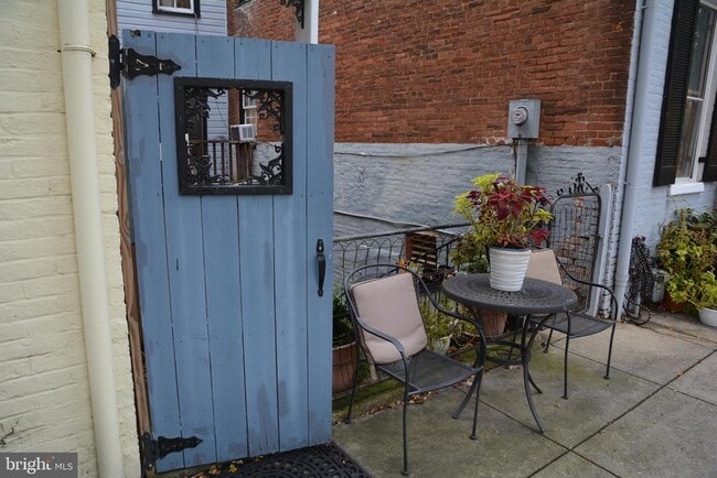 Building Photo - 313 N Market St