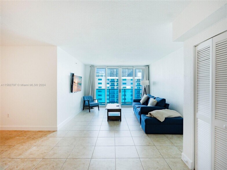 Building Photo - 7501 E Treasure Dr