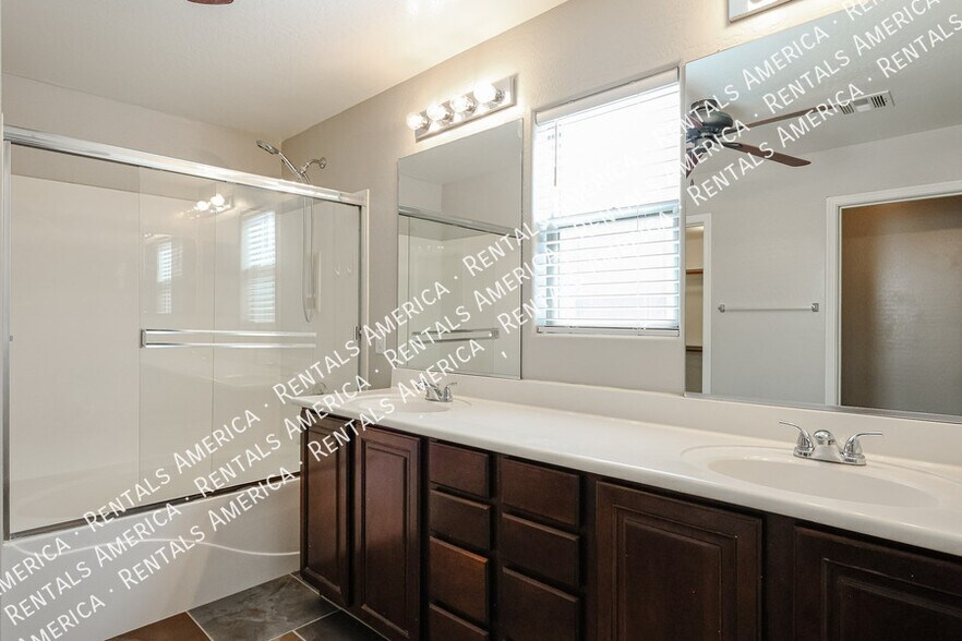 Building Photo - 2665 E Bart St