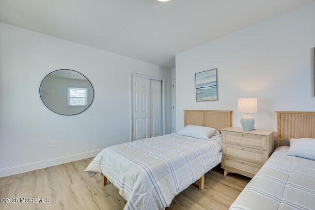 Building Photo - 212 10th Ave