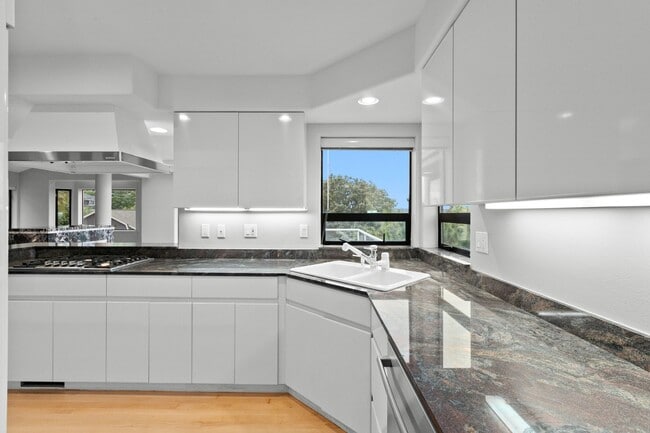 Building Photo - 4Bd/2.5Ba Seattle House