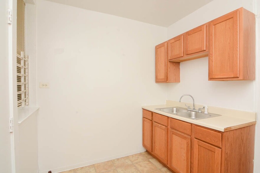 Building Photo - 2948 N Albany Ave